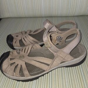 Keen Rose Strappy Closed Toe Sandals Shoes Womens Sz 8 Beige Adjustable Outdoor
